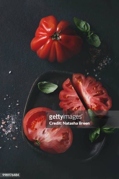 tomatoes coeur de boeuf. beefsteak tomato - boeuf stockfoto's en -beelden