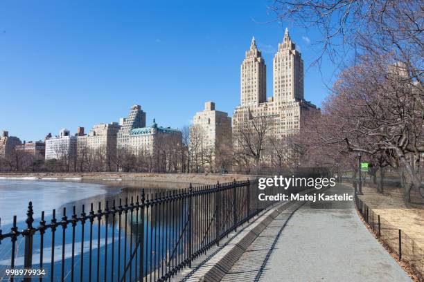 new york city, central park with jacqueline kennedy onassis reservoir. - jacqueline stock-fotos und bilder