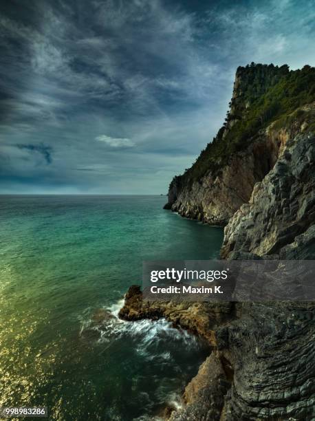 rocky coast of liguria. - kim k stockfoto's en -beelden