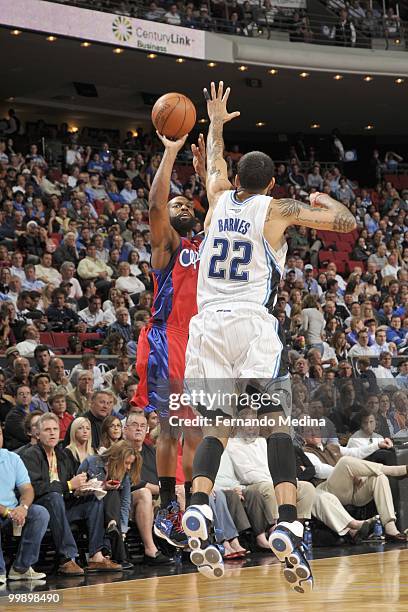 Baron Davis of the Los Angeles Clippers puts a shot up against Matt Barnes of the Orlando Magic during the game on March 9, 2010 at Amway Arena in...