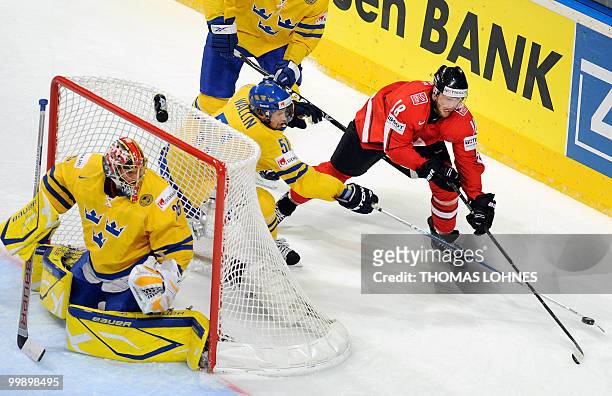 Switzerland's Thomas Deruns vies with Sweden's Rickard Wallin during the IIHF Ice Hockey World Championship match Switzerland vs Sweden in the...