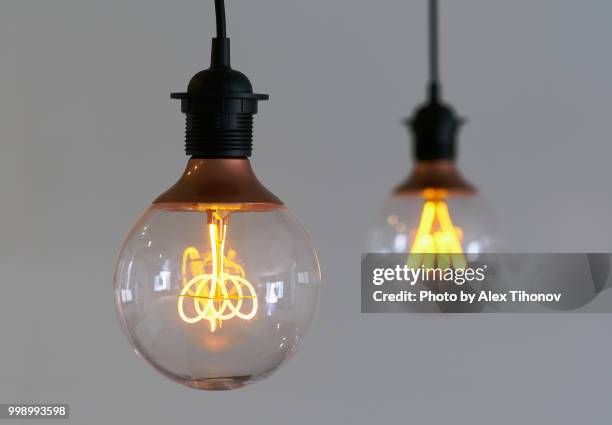light bulbs - ceiling light photos et images de collection