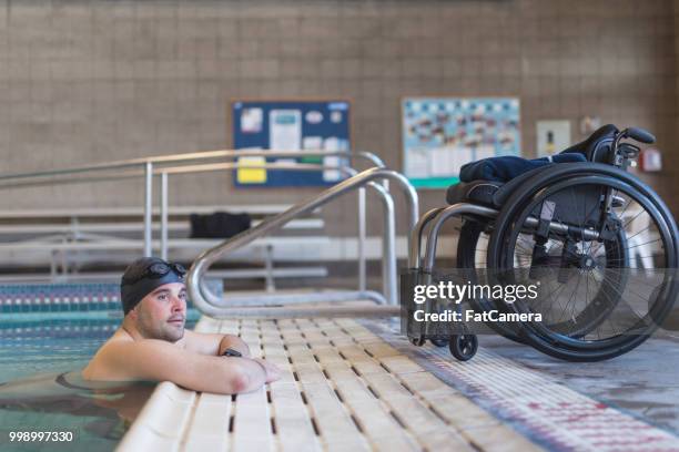 adaptieve atleet zich voorbereidt op het zwemmen in een zwembad - open workout stockfoto's en -beelden