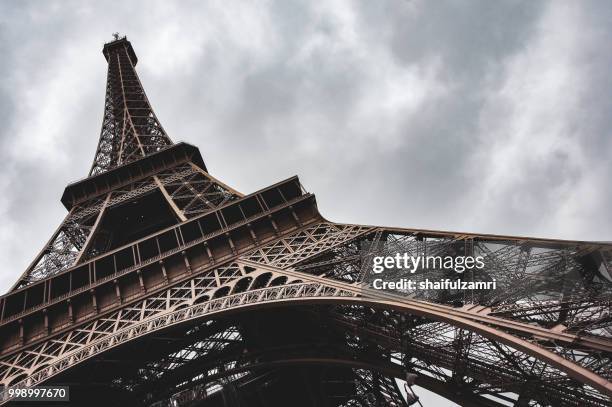 the eiffel tower from the river seine in paris, france - shaifulzamri fotografías e imágenes de stock