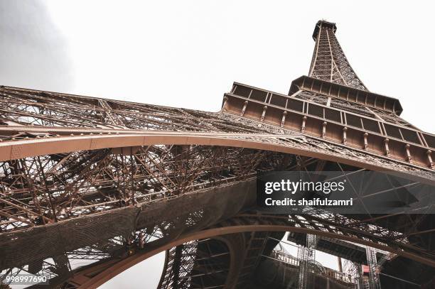 the eiffel tower from the river seine in paris, france - shaifulzamri fotografías e imágenes de stock