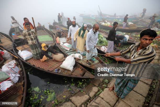 bangladesh, sadarghat in dhaka - dietmar temps stockfoto's en -beelden