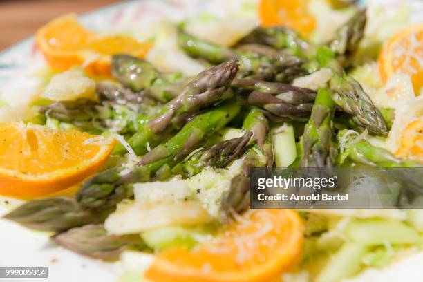 insalata di asparagi crudi con parmigiano - insalata stockfoto's en -beelden