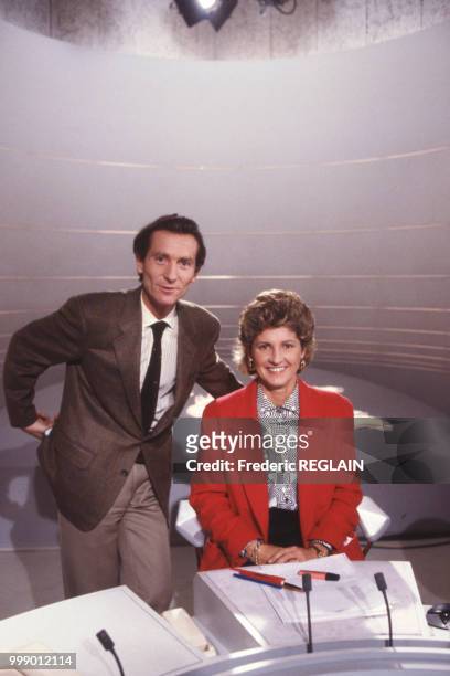 William Leymergie et Patricia Charnelet, présentateurs du journal télévisé de 13h d'Antenne 2, le 15 octobre 1986 à Paris, France.