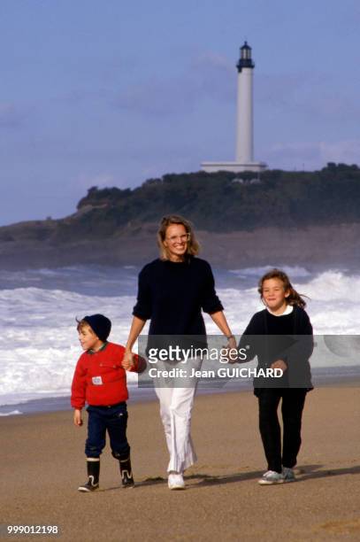 Michèle Alliot-Marie avec ses neveux Florimond et Ludivine, le 2 novembre 1986 sur la plage de Biarritz, France.