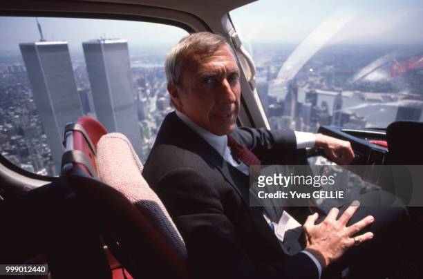Le financier Ivan Boesky en avion au-dessus de New York le 17 novembre 1986, Etats-Unis.