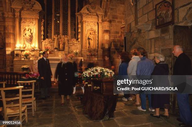 Obsèques de Thierry Le Luron le 19 novembre 1986 dans l'église de Ploumanac'h en Bretagne, France.
