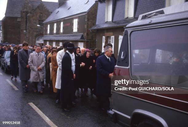 Les parents de Thierry Le Luron suivent le corbillard le 19 novembre 1986 à Ploumanac'h, France.