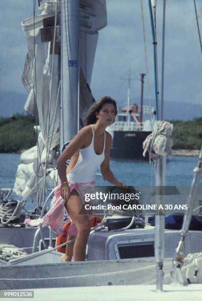 La princesse Caroline de Monaco et Philippe Junot font du bateau le 3 décembre 1978 à la Martinique.