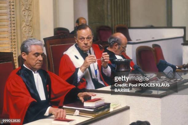 Le président de la cour André Cerdini lors de l'ouverture du procès de Klaus Barbie le 11 mai 1987 à Lyon, France.