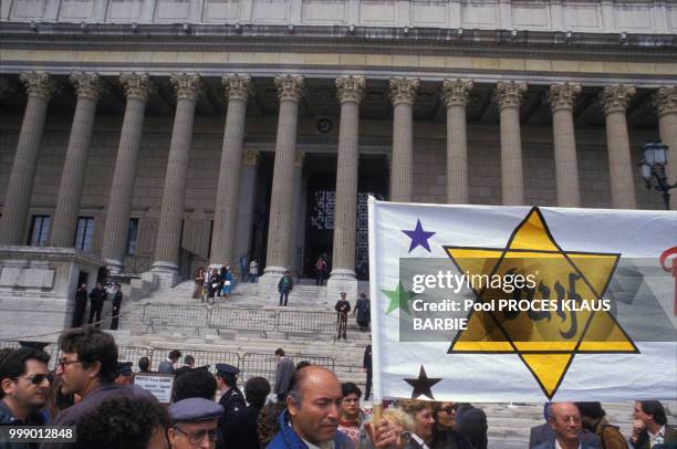 Manifestation de la Licra devant le palais de justice historique de Lyon lors de l'ouverture du procès de Klaus Barbie le 11 mai 1987 en France.