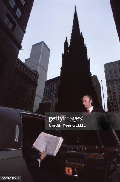 Limousine garée devant la bourse de New York le 17 novembre 1986, Etats-Unis.