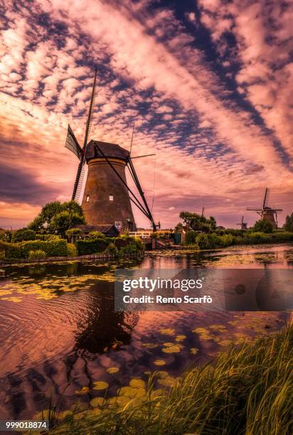 kinderdijk, holland - wind river film 2017 stock-fotos und bilder