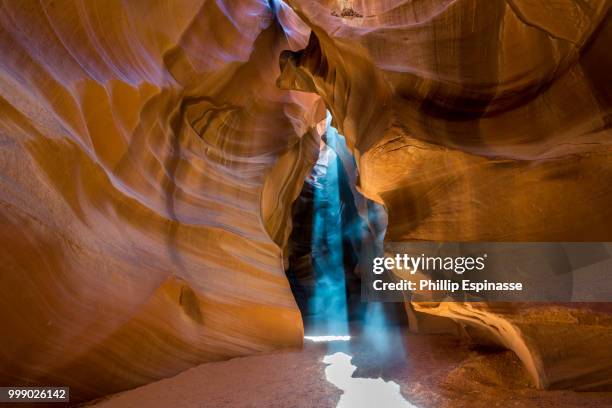 sunlight beams shining in upper antelope canyon - upper antelope canyon stockfoto's en -beelden