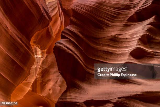 light brings out pattern in upper antelope canyon - upper antelope canyon stockfoto's en -beelden