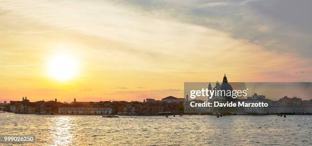 venice in the olden light - olden foto e immagini stock