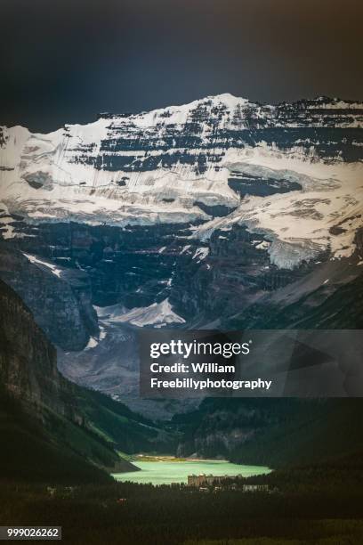 lake louise at distance - lake louise 個照片及圖片檔