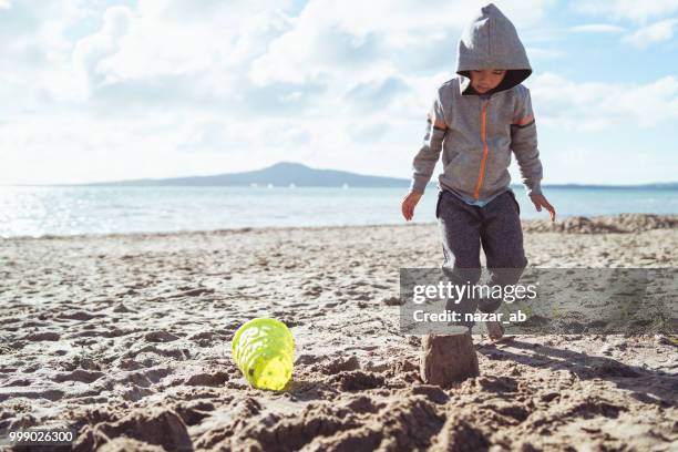 familie am strand im winter. - nazar stock-fotos und bilder