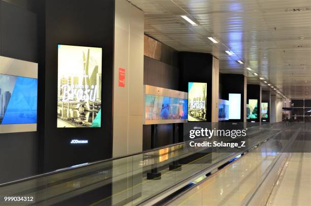 guarulhos airport in são paulo brazil - conveyor belt point of view stock pictures, royalty-free photos & images