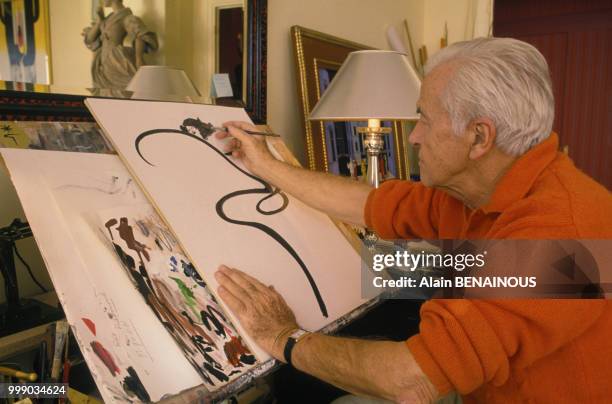 René Gruau, peintre et illustrateur, chez lui en janvier 1990 à Cannes, France.