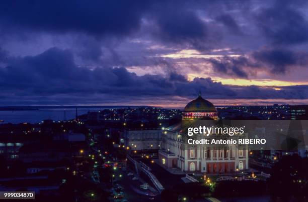 Opéra de Manaus à la tombée de la nuit en mars 1990 au Brésil.