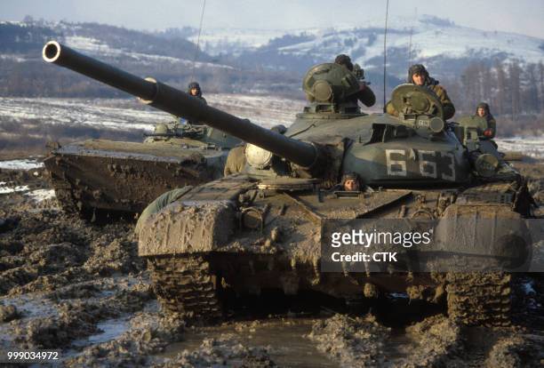 Manoeuvres soviéto-tchécoslovaques avant le retrait des troupes soviétiques; ici soldats et blindés de l'armée soviétique en mars 1990 en République...