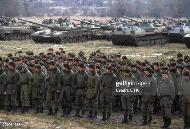 Manoeuvres soviéto-tchécoslovaques avant le retrait des troupes soviétiques; ici soldats et blindés de l'armée tchèque en mars 1990 en République...