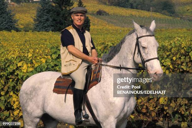 Yves Piaget à cheval en octobre 1989 en Suisse.