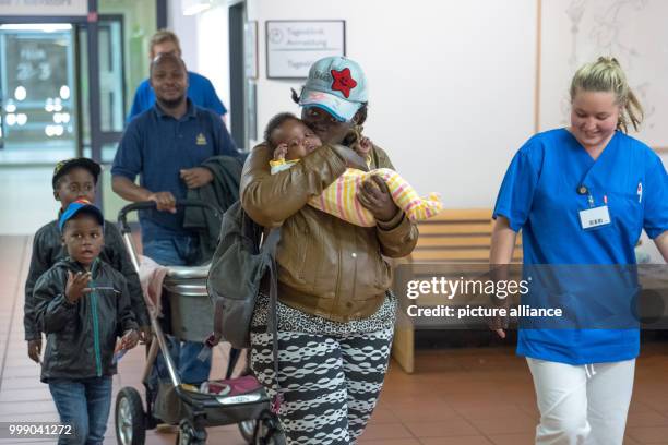 Mother Grace holds her baby Lanie in her arms at the children's hospital auf der Bult in Hanover, Germany, 11 August 2017. Next to her walks a carer,...