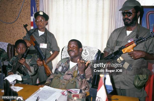 Le chef rebelle Prince Johnson, leader de l'Independent National Patriotic Front of Liberia, à la base Caldwell entouré notamment d'un enfant armé en...