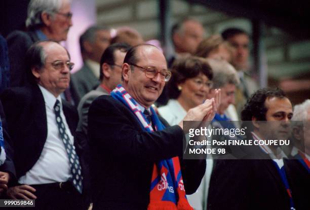 Le président de la République Jacques Chirac, entouré de Michel Platini et Noël Le Graët, assiste à la finale de la Coupe du Monde 98 entre la France...