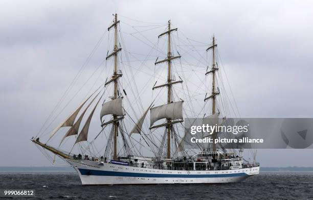 Der russische Großsegler "Mir" ist am bei der Geschwaderfahrt der Hanse Sail auf der Ostsee vor Warnemünde unterwegs. Rund 190 Schiffe haben sich zu...