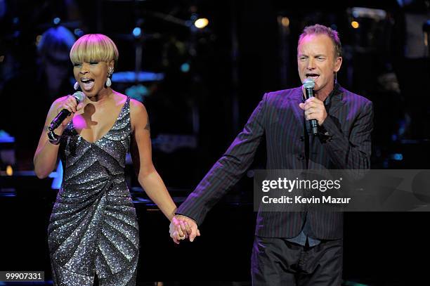 Mary J Blige and Sting perform on stage during the Almay concert to celebrate the Rainforest Fund's 21st birthday at Carnegie Hall on May 13, 2010 in...