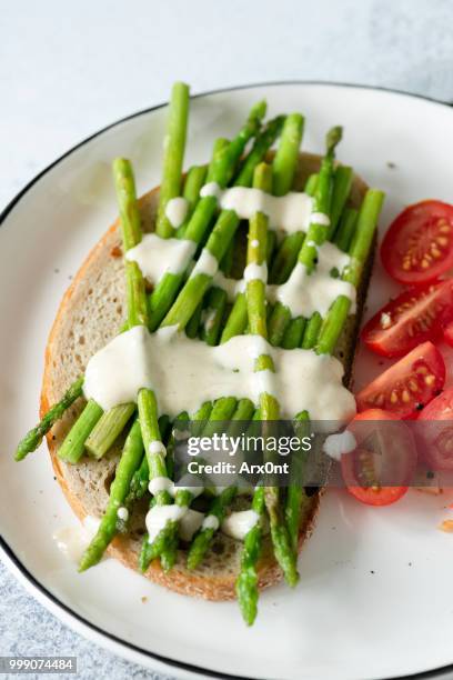 toast with asparagus and hollandaise sauce - green eggs and ham 個照片及圖片檔