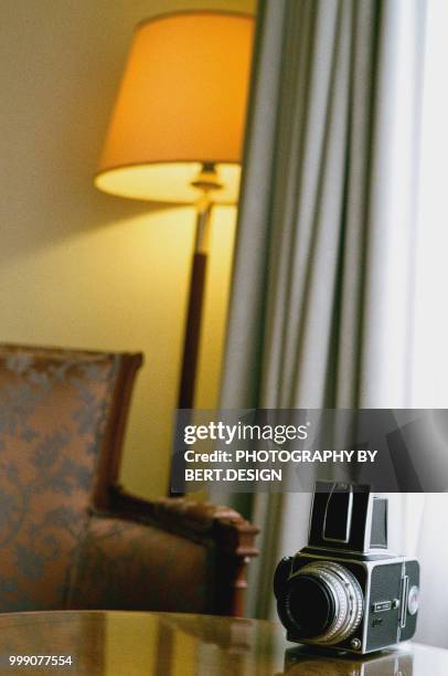a vintage medium format camera on the table - medium format stock pictures, royalty-free photos & images