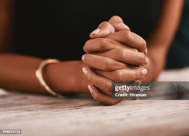 ウェイティング patiently - 祈る 手 ストックフォトと画像