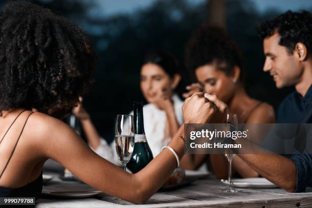 vrienden zijn de familie we onszelf kiezen - godsdienstvrijheid stockfoto's en -beelden