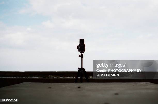 a vintage medium format camera on tripod - medium format stock pictures, royalty-free photos & images
