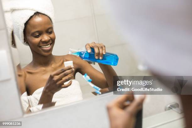 afrikanerin mit mundwasser - mouthwash stock-fotos und bilder