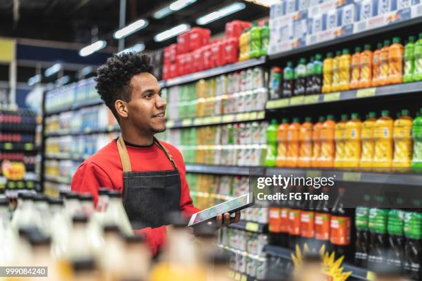 ビジネスマンのスーパーでデジタル タブレットで在庫を確認 - groceries ストックフォトと画像