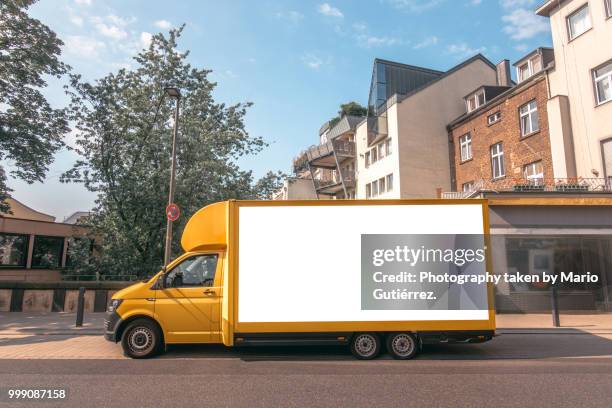 delivery truck - verhuiswagen stockfoto's en -beelden