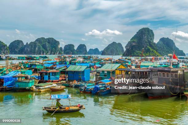 floating village in halong bay (vietnam) - quang ninh stock pictures, royalty-free photos & images