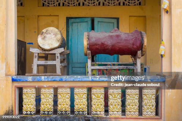 two gong in a buddhist temple, in the can tho province - can tho province stock-fotos und bilder