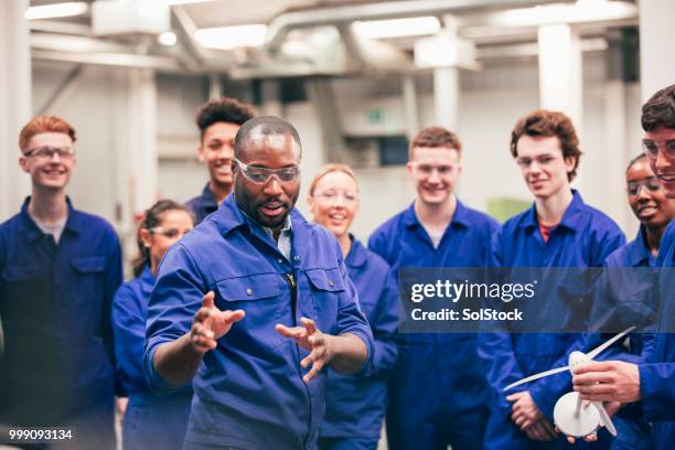 teaching the class about renewable energy - trainee imagens e fotografias de stock