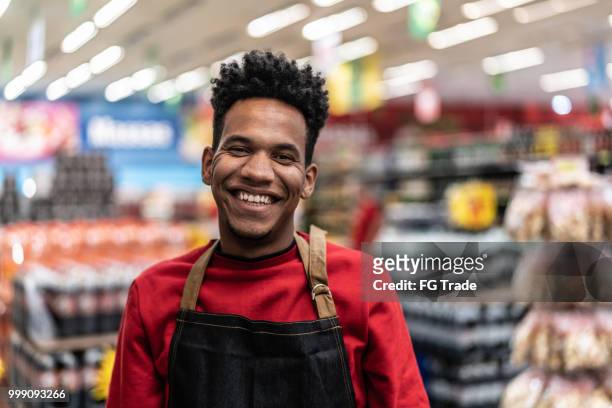 retrato de supermercado de empregado - assistant - fotografias e filmes do acervo