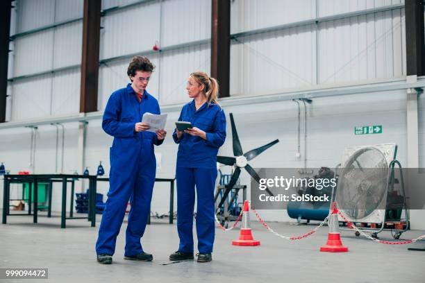 discussing ideas with his engineering tutor - it apprentice stock pictures, royalty-free photos & images